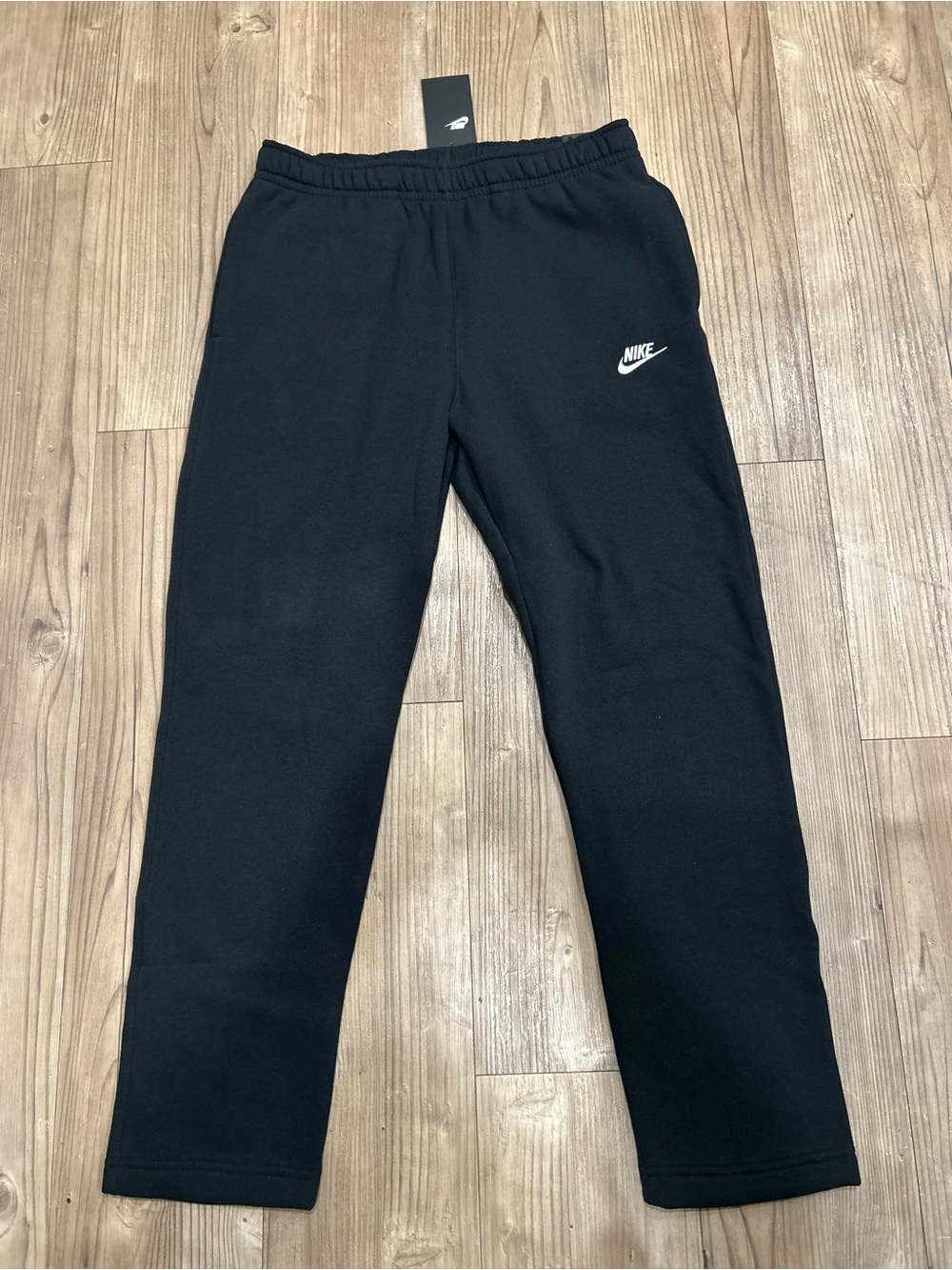NWT Nike Men’s Black Sweatpants w/ white logo straight leg. Size Medium